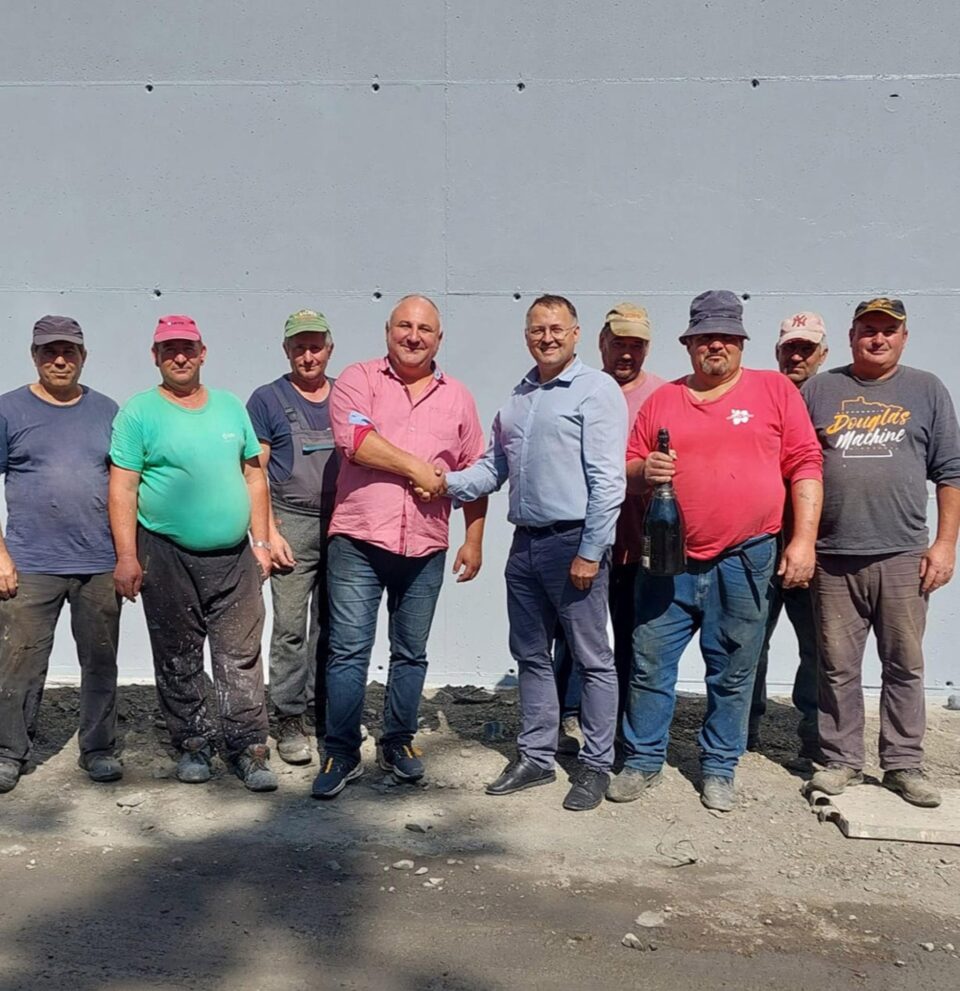 O șampanie pentru marcarea închiderii șantierului