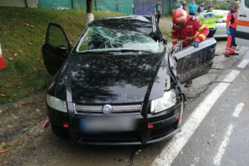 Șoferiță rănită după ce remorca unui tir a derapat și a lovit autoturismul