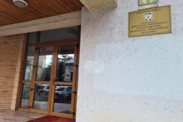Un individ care a intermediat o mită de 700 de euro între un candidat și un examinator s-a confesat la DNA