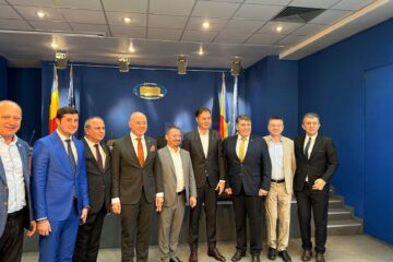 Parlamentarii PNL de Suceava Daniel Cadariu și Bogdan Gheorghiu, prezenți la semnarea contractului pentru lotul Leghin – Târgu Neamț din autostrada A8