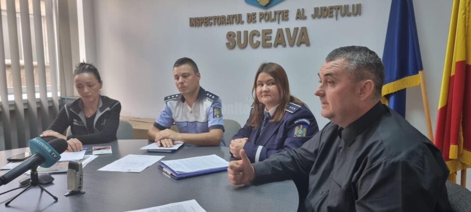 Președinta Asociației ”Casa lui Patrocle”, Roxana Ciornei, comisarul-șef Ionuț Epureanu, inspectorul principal Raluca Știr și doctorul Sorin Mihai Voloșeniuc Președinta Asociației ”Casa lui Patrocle”, Roxana Ciornei, comisarul-șef Ionuț Epureanu, inspectorul principal Raluca Știr și doctorul Sorin Mihai Voloșeniuc