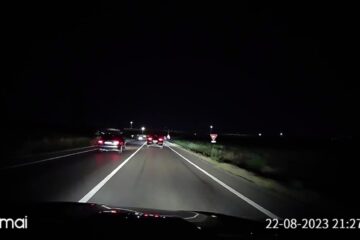 O șoferiță filmată când depășea pe linie continuă a fost amendată și lăsată fără permis de conducere