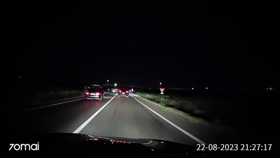 O șoferiță filmată când depășea pe linie continuă a fost amendată și lăsată fără permis de conducere