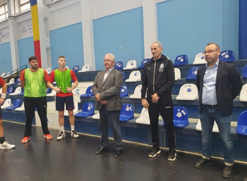 Sportivii de la CSU Suceava, dar și conducerea echipei de handbal, alaturi de primarul Ion Lungu