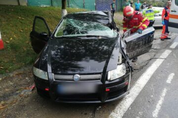 Șoferiță rănită după ce remorca unui tir a derapat și a lovit autoturismul