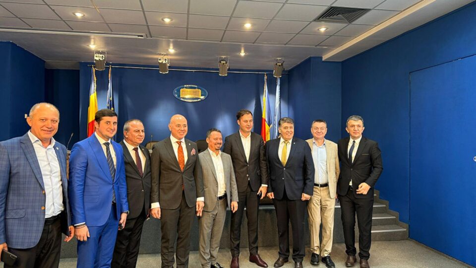 Daniel Cadariu și Bogdan Gheorghiu au fost prezenți la semnarea contractului pentru tronsonul 3 din autostrada A8 Daniel Cadariu și Bogdan Gheorghiu au fost prezenți la semnarea contractului pentru tronsonul 3 din autostrada A8