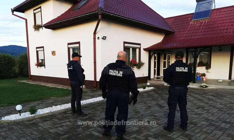 Percheziții în Suceava la o grupare care trafica țigări din Ucraina