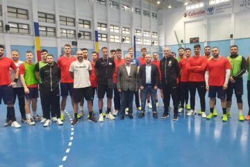 Sportivii de la CSU Suceava, dar și conducerea echipei de handbal, alaturi de primarul Ion Lungu