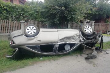 Un șofer a ajuns la spital după ce mașina pe care o conducea s-a răsturnat