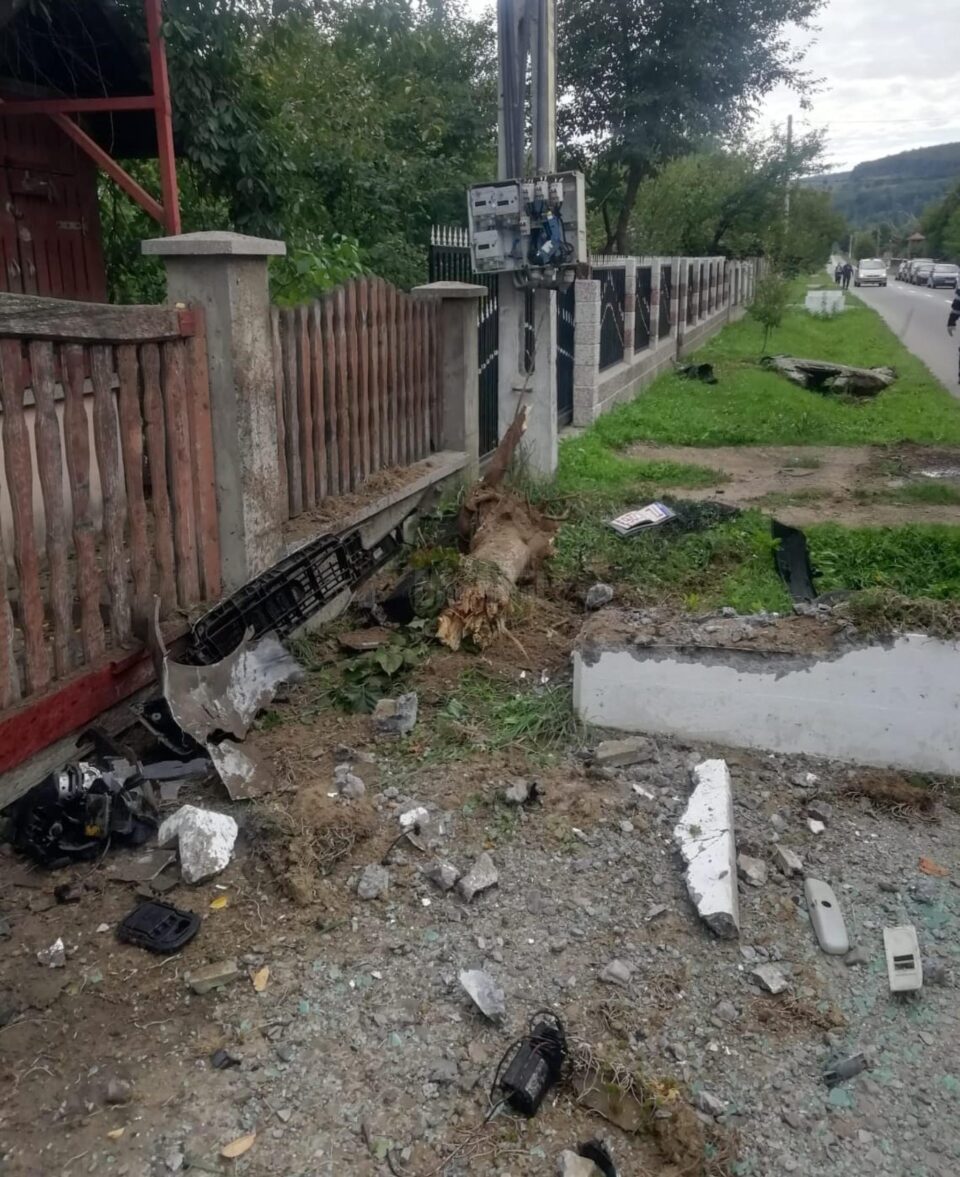 Un șofer a ajuns la spital după ce mașina pe care o conducea s-a răsturnat