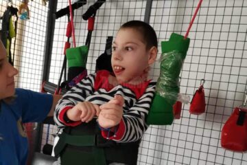 Un copil din Vama, cu tetrapareză spastică, are nevoie de bani pentru a continua terapiile recuperatorii