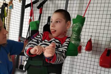 Un copil din Vama, cu tetrapareză spastică, are nevoie de bani pentru a continua terapiile recuperatorii