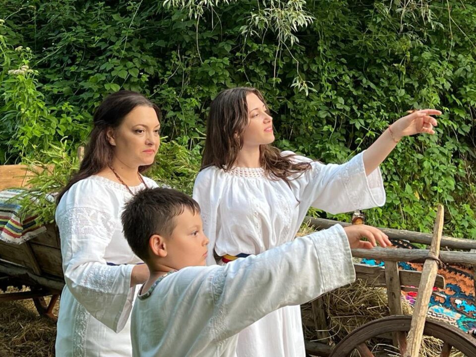 Artista Laura Olteanu, împreună cu cei doi copii.jpg
