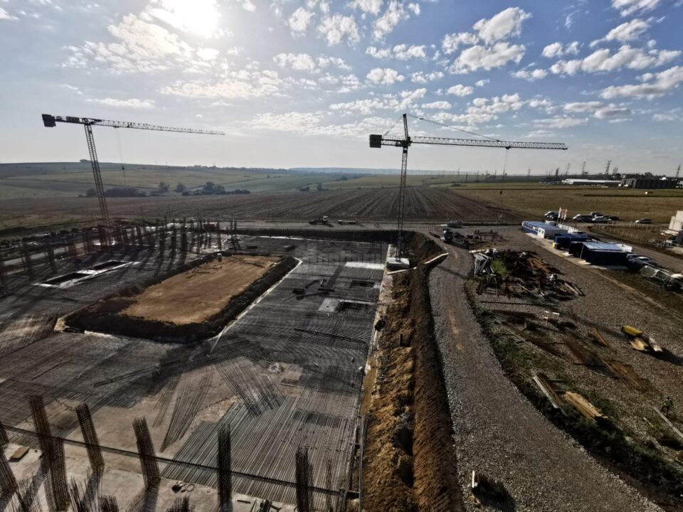Lucrările la Sala Polivalentă Suceava continuă, cu un subcontractor local, care va turna 2000 mc de beton la finele săptămânii 4