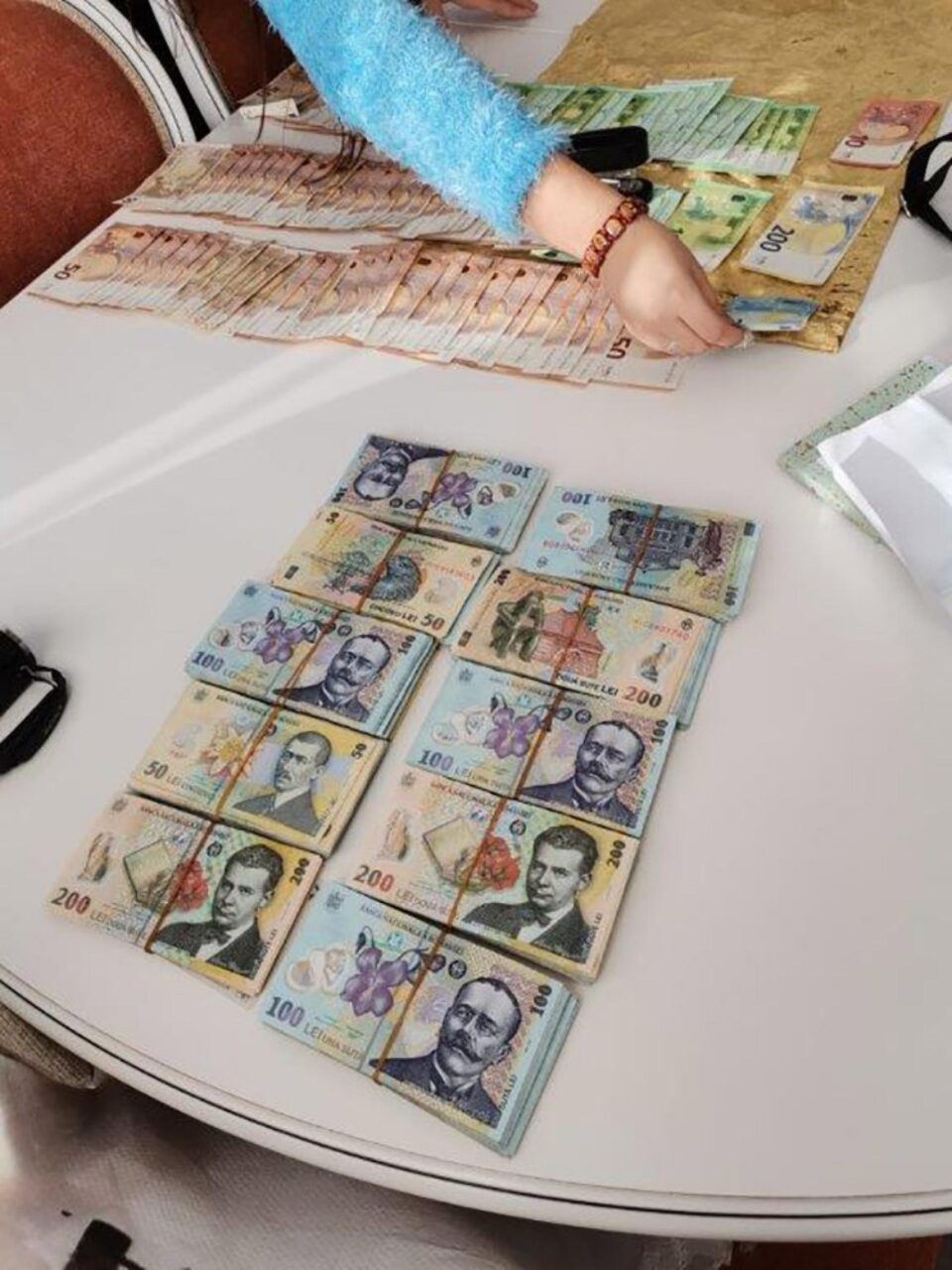 Bani confiscați la percheziții