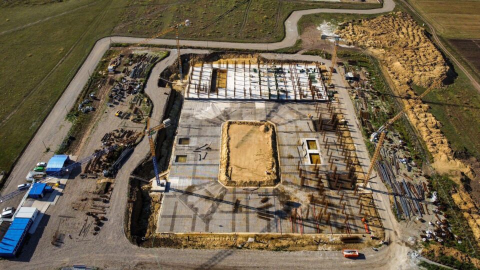 Lucrările la Sala Polivalentă Suceava continuă, cu un subcontractor local, care va turna 2000 mc de beton la finele săptămânii 3