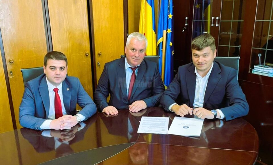 Deputatul PSD Gheorghe Șoldan a fost alături de primarul Gheorghe Tomăscu la semnarea contractului pentru modernizarea unui drum de peste cinci kilometri din Cajvana Deputatul PSD Gheorghe Șoldan a fost alături de primarul Gheorghe Tomăscu la semnarea contractului pentru modernizarea unui drum de peste cinci kilometri din Cajvana