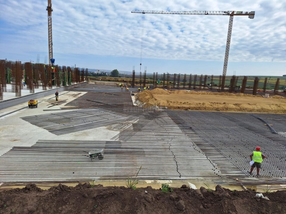 Lucrările la Sala Polivalentă Suceava continuă, cu un subcontractor local, care va turna 2000 mc de beton la finele săptămânii