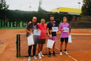 Arbitrul turneului, Costel Chelariu, incadrat de finalistii concursului de seniori, Bogdan Marasin si Tudor Gheorghita