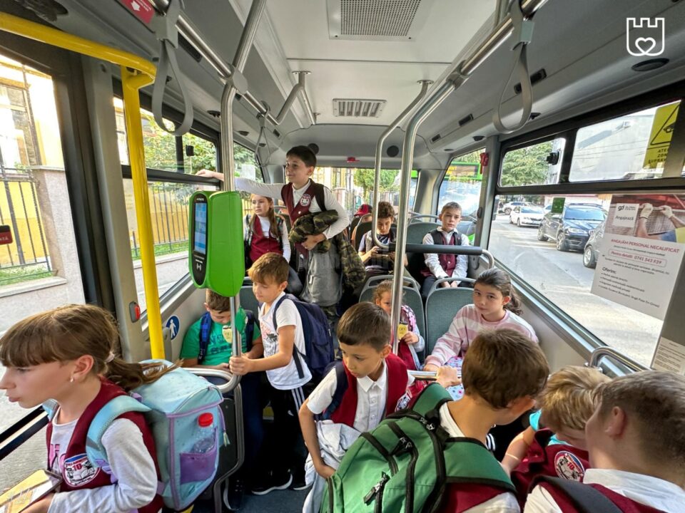 Autobuze școlare pentru elevii din municipiul Suceava, care au și gratuitate la transportul public