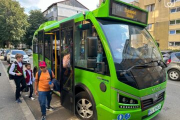 Autobuze școlare pentru elevii din municipiul Suceava, care au și gratuitate la transportul public