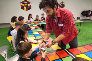Rezolvarea cubului Rubik 3x3, ateliere pentru începători, la Shopping City Suceava
