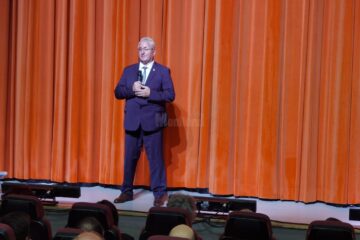 Primarul Sucevei, Ion Lungu, invitat pe scenă la începutul spectacolului „Livada”, pentru a transmite un mesaj la opt ani de la înființarea teatrului