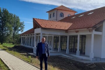 Primarul comunei, Dorin Ioan Pînzar, în fața noului cămin cultural