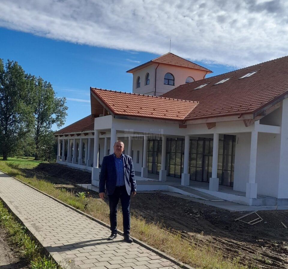 Primarul comunei, Dorin Ioan Pînzar, în fața noului cămin cultural