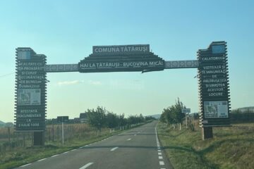 La intrare în comuna Tătăruși este o poartă de intrare în Bucovina Mică