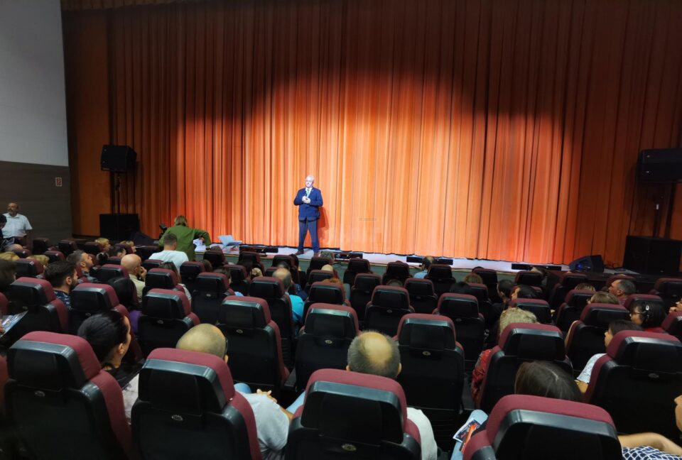 Primarul Sucevei, Ion Lungu, invitat pe scenă la începutul spectacolului „Livada”, pentru a transmite un mesaj la opt ani de la înființarea teatrului 2