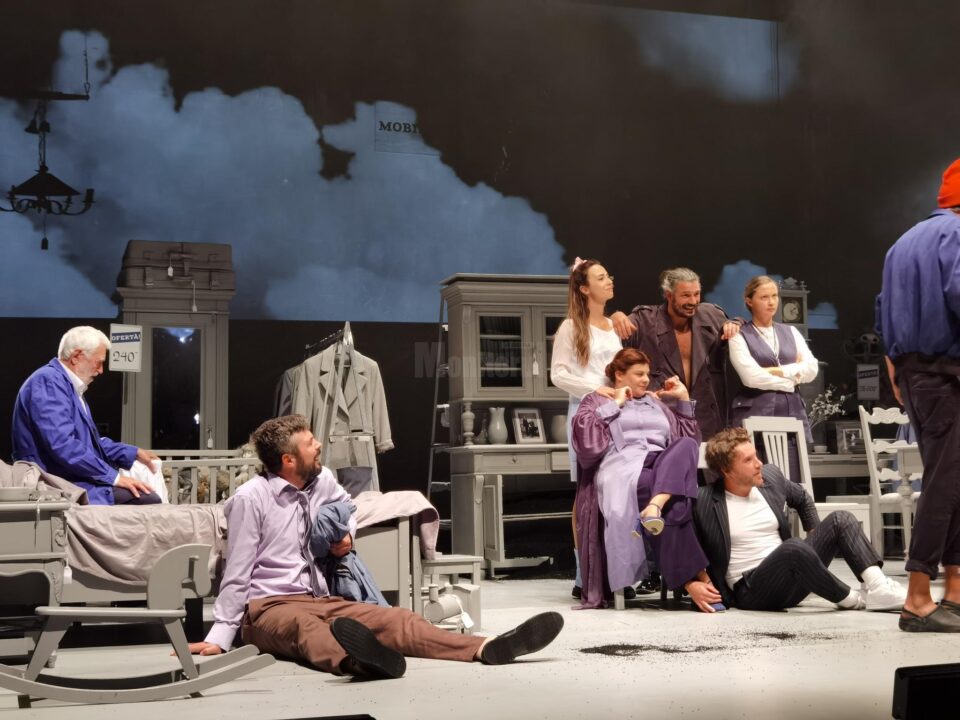 Spectacolul „Livada”, după o piesă a lui Cehov, în regia lui Slava Sambriș, cu care TMMVS a fost selectat să participe la Festivalul Național de Teatru 2