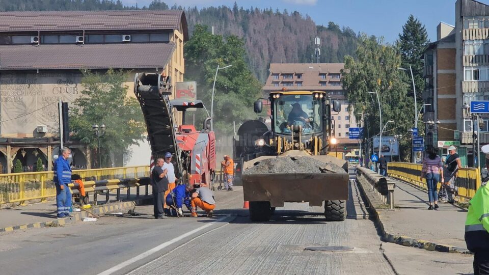 Lucrări la podul rutier din Gura Humorului. Traficul aglomerat a devenit unul de coșmar
