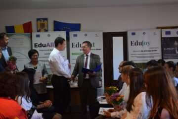 Elevii suceveni cu 10 la examenele naționale au primit distincții și premii în bani