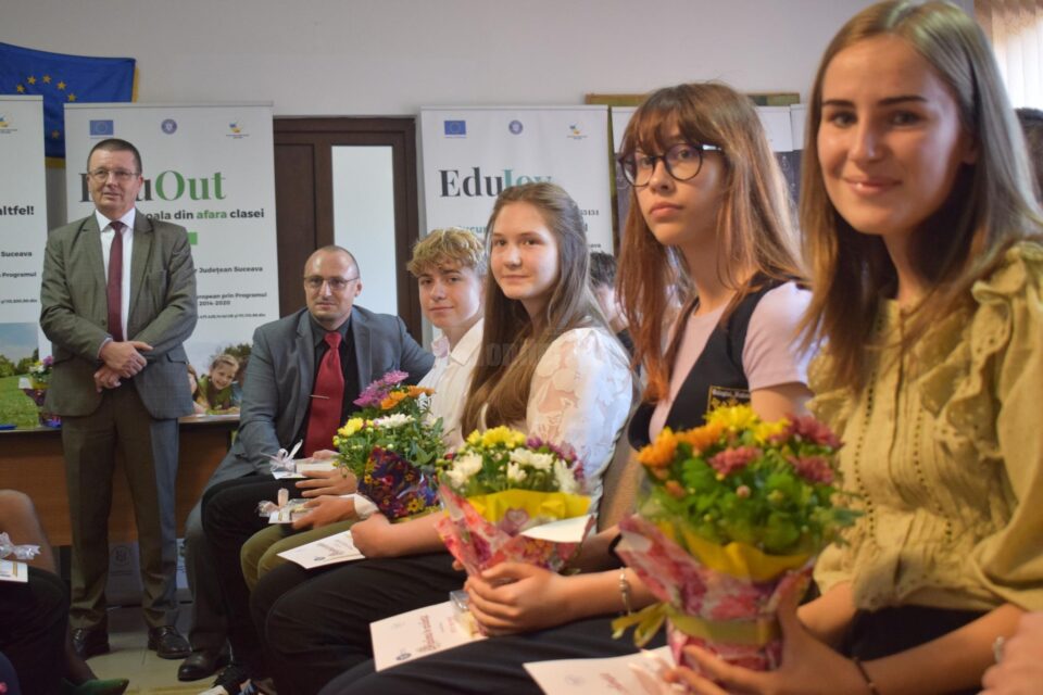Elevii suceveni cu 10 la examenele naționale au primit distincții și premii în bani