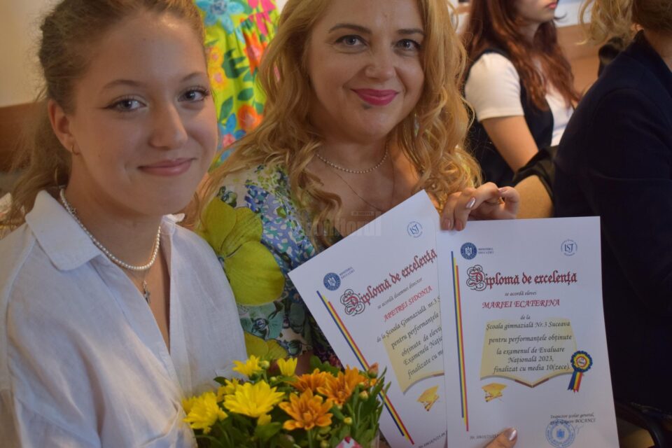 Elevii suceveni cu 10 la examenele naționale au primit distincții și premii în bani