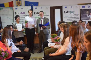 Elevii suceveni cu 10 la examenele naționale au primit distincții și premii în bani