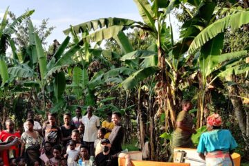 Ștefan Mandachi alături de locuitorii satului din Uganda în care a construit prima fântână