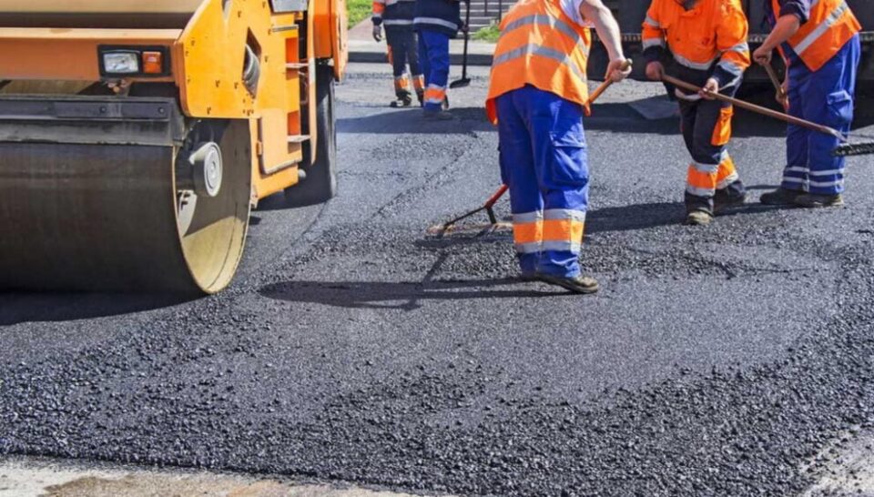 Președintele CJ Suceava a spus că a cerut o concentrare mai mare de muncitori pe tronsoanele pe care se poate deja turna stratul de binder. Foto vtv.ro Președintele CJ Suceava a spus că a cerut o concentrare mai mare de muncitori pe tronsoanele pe care se poate deja turna stratul de binder. Foto vtv.ro