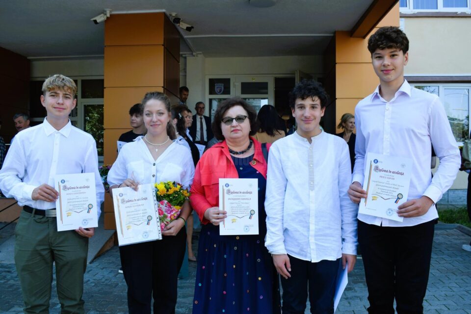 Elevii suceveni cu 10 la examenele naționale au primit distincții și premii în bani