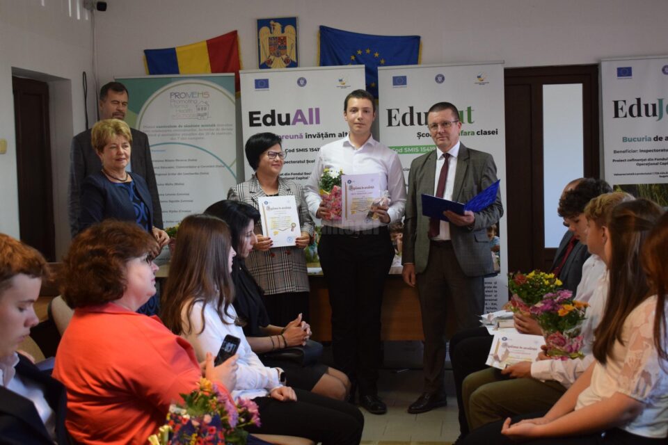 Elevii suceveni cu 10 la examenele naționale au primit distincții și premii în bani
