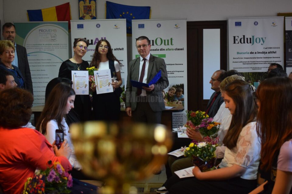 Elevii suceveni cu 10 la examenele naționale au primit distincții și premii în bani