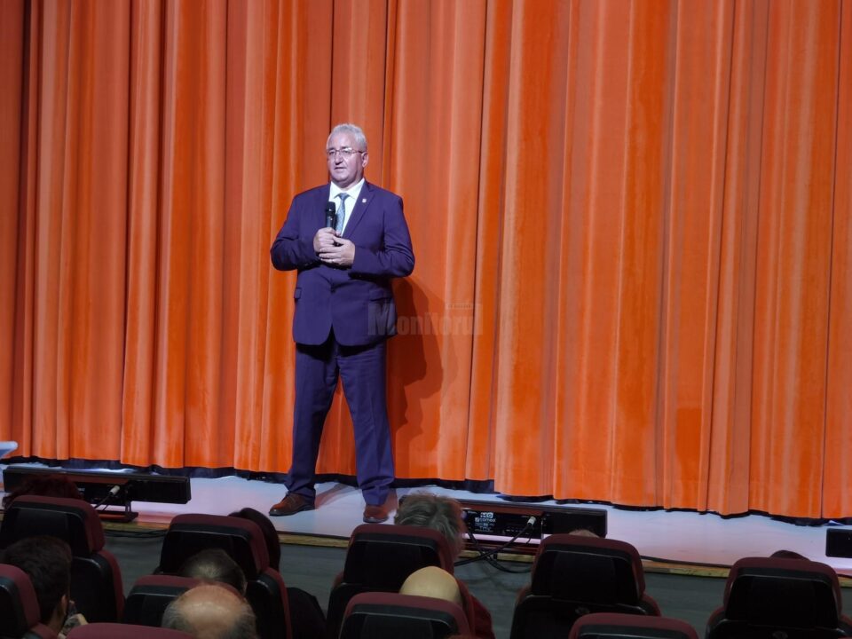 Primarul Sucevei, Ion Lungu, invitat pe scenă la începutul spectacolului „Livada”, pentru a transmite un mesaj la opt ani de la înființarea teatrului