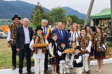Primarul Mihăiță Negură, președintele Gheorghe Flutur și senatorul Daniel Cadariu, la Festivalul Lăptarilor