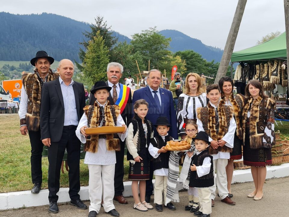 Primarul Mihăiță Negură, președintele Gheorghe Flutur și senatorul Daniel Cadariu, la Festivalul Lăptarilor Primarul Mihăiță Negură, președintele Gheorghe Flutur și senatorul Daniel Cadariu, la Festivalul Lăptarilor