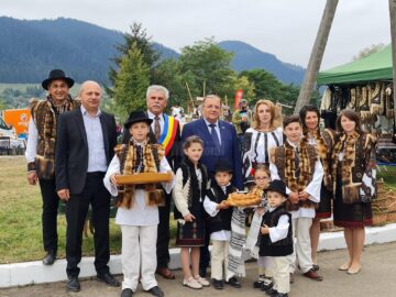 Primarul Mihăiță Negură, președintele Gheorghe Flutur și senatorul Daniel Cadariu, la Festivalul Lăptarilor