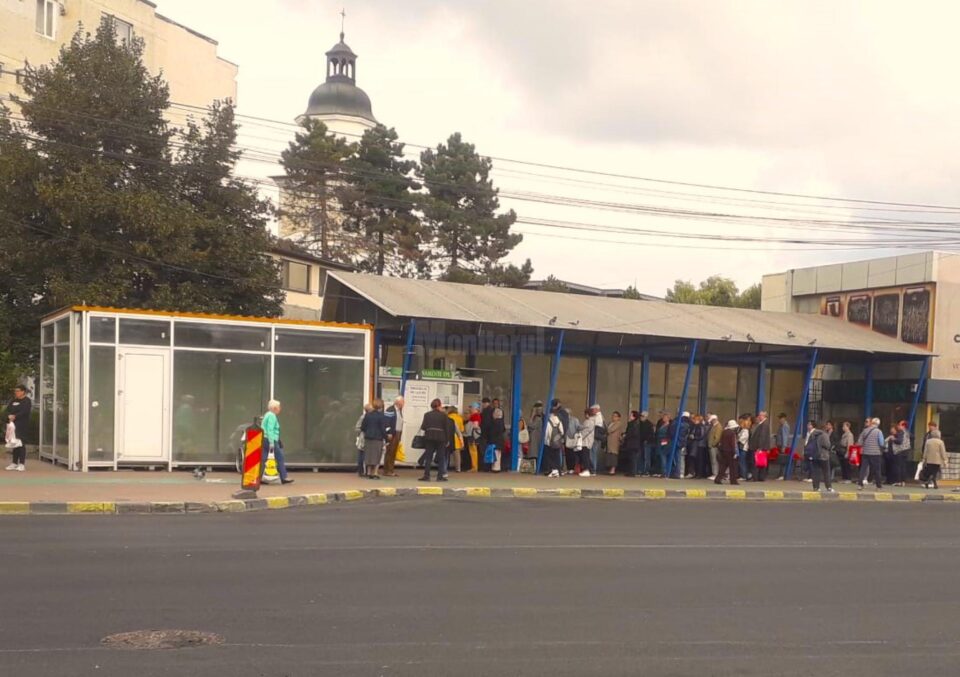 Aglomerație la ghiseele TPL Suceava în prima zi de eliberare a abonamentelor de călătorii gratuite pentru pensionari, valabile un an de zile Aglomerație la ghiseele TPL Suceava în prima zi de eliberare a abonamentelor de călătorii gratuite pentru pensionari, valabile un an de zile