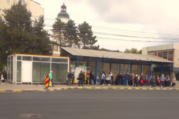 Aglomerație la ghiseele TPL Suceava în prima zi de eliberare a abonamentelor de călătorii gratuite pentru pensionari, valabile un an de zile
