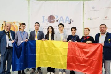Elevii din echipa României și profesorii lor