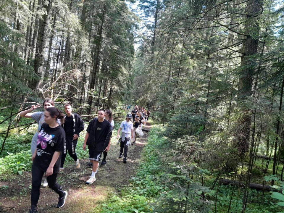 Peste o sută de copii au beneficiat de vacanțe gratuite la munte, cu sprijinul Asociației Culturale „Sfântul Mitropolit Dosoftei”